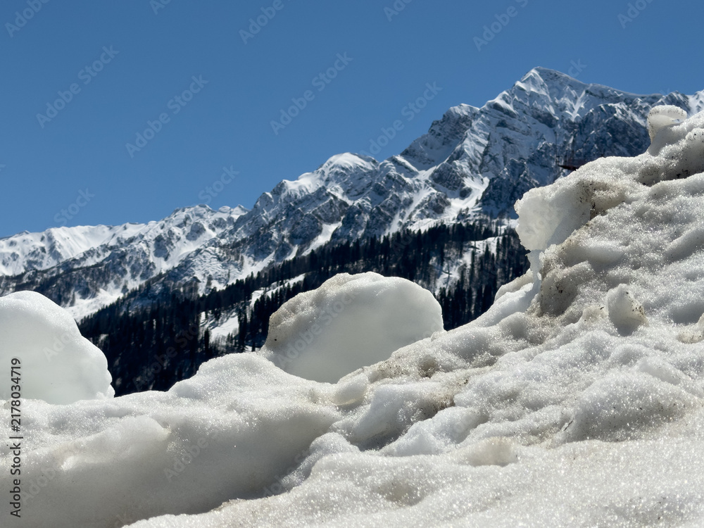Obraz premium Snow-covered peaks rise sharply against a clear blue sky