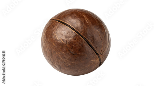 Foto Single round brown macadamia nut shell isolated on black background for gourmet