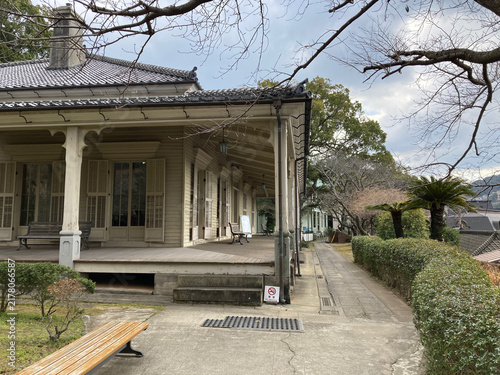 Cuadro en lienzo 長い縁側と屋根付き回廊を備えた長崎の歴史的木造建築