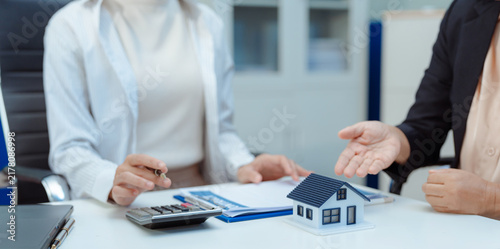 фотографія Real estate broker agent presenting and consult to customer to decision making s