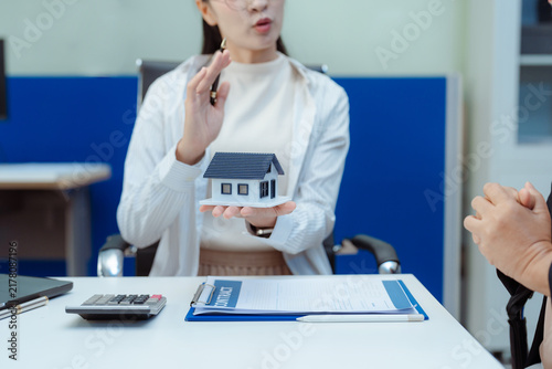 Canvastavla Real estate broker agent presenting and consult to customer to decision making s