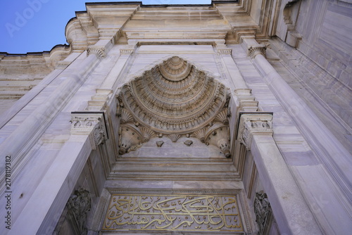 Foto Detailed exterior and architectural view of the historic Nuruosmaniye Mosque located in Fatih, Istanbul