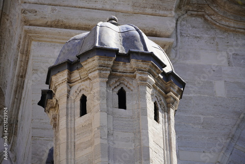 Fotografía Detailed exterior and architectural view of the historic Nuruosmaniye Mosque located in Fatih, Istanbul