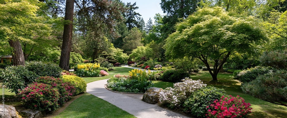 Obraz premium A vibrant urban park featuring an oriental garden with winding paths and colorful flowers arranged harmoniously.