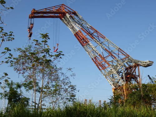 Foto Huge historic Titan floating crane towering over the green tropical landscape un