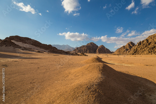 Cuadro en lienzo View of desert mountain landscape