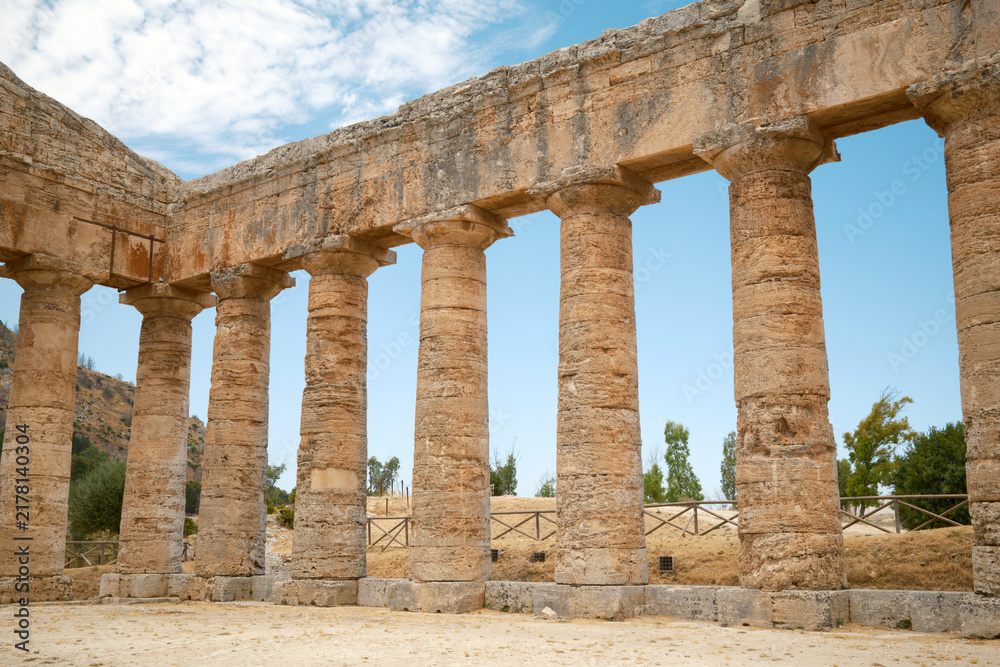 Fototapeta premium Horizontal row of ancient Greek Doric columns supporting stone architrave in Segesta, Sicily, Italy