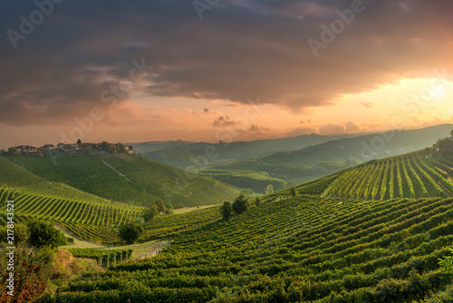 Konstfotografi Langhe Vineyards Sunrise Near Neive Piedmont Italy