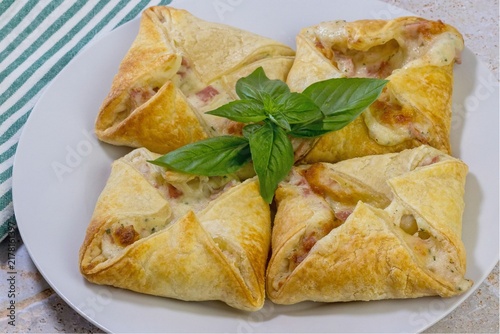 Quadro su tela Paniers feuilletés jambon et emmental dorés, en gros plan