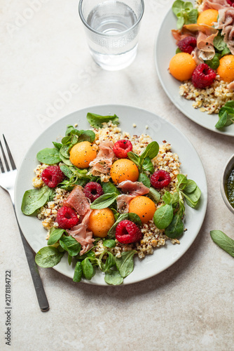 salade fraîcheur sucrée salée boulgour melon framboises jambon cru et pesto basilic huile d'olive