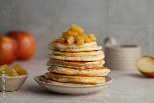 Fotografie pancakes moelleux aux pommes caramélisées