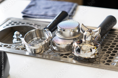 Fotografía Silver coffee tools arranged neatly on perforated metal surface