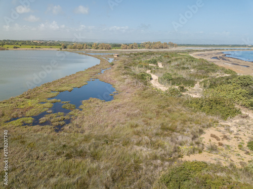 Foto Swampy isthmus, saline lake with an observation hut and the Mediterranean Sea, R