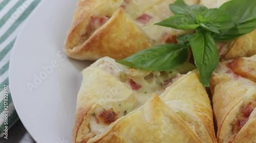 Paniers feuilletés jambon et emmental dorés, en gros plan