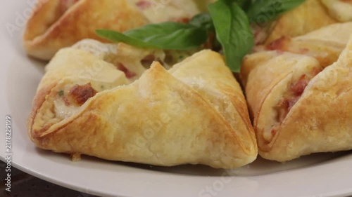 Paniers feuilletés jambon et emmental dorés, en gros plan