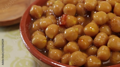 Pois chiches à l'orientale épicés, en gros plan