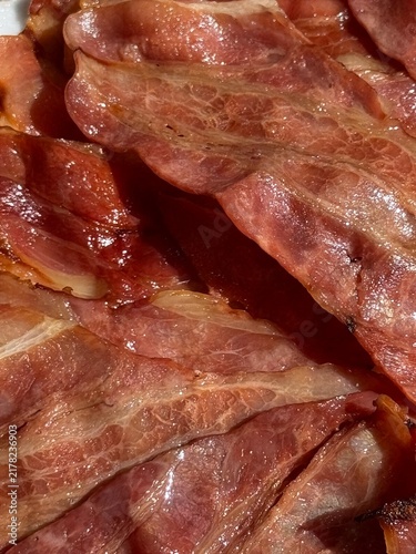 Canvastavla Bacon crujiente cocinado en primer plano durante el desayuno fondo de pantalla