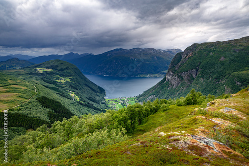 Fotografía A beatiful landscape with a marked hiking trail leading up the mountain