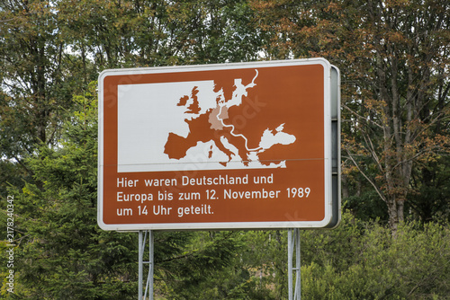 Fotografie Sign saying 'Hier waren Deutschland und Europa bis zum