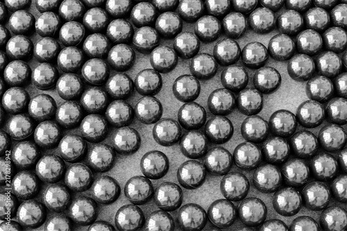 Konstfotografi Gros plan sur de multiples boules  grises en acier disposées en rangées