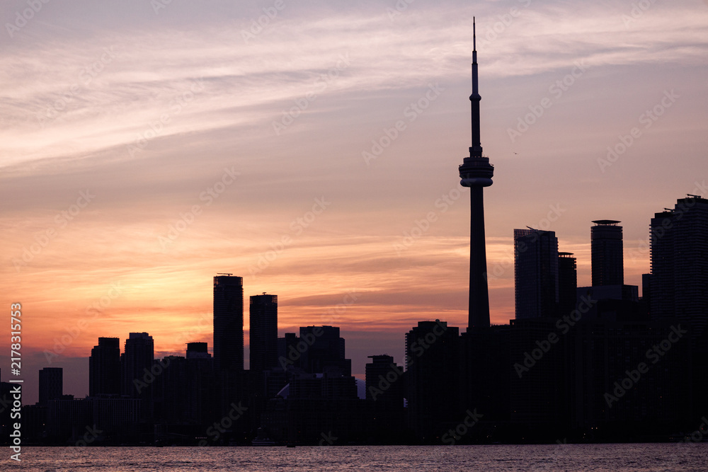 Obraz premium Toronto skyline with CN Tower and waterfront on Lake Ontario at sunset, Ontario, Canada. g.