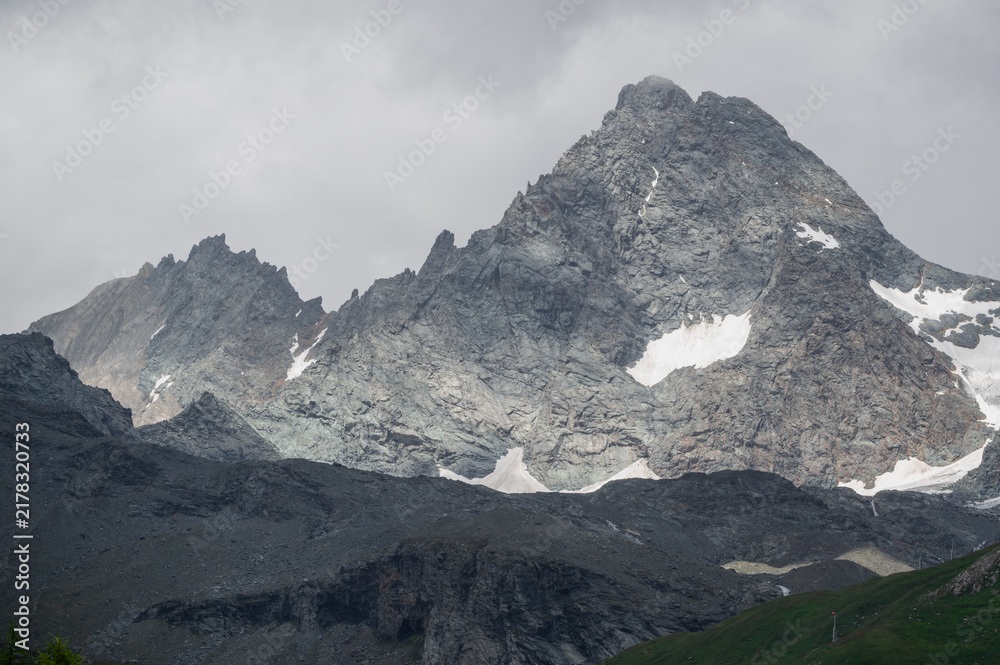 Obraz premium Grossglockner mountain in the Austrian Alps under a cloudy sky