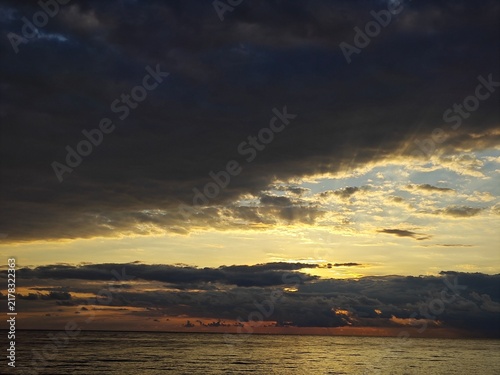 Cuadro en lienzo Dark dramatic clouds over the ocean at sunset
