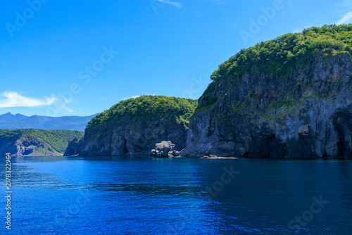 Obraz na płótnie 夏の北海道の知床半島の海と奇岩と青い空