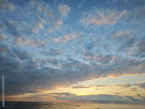 Konstfotografi Sunset over the sea with dramatic clouds and sun rays