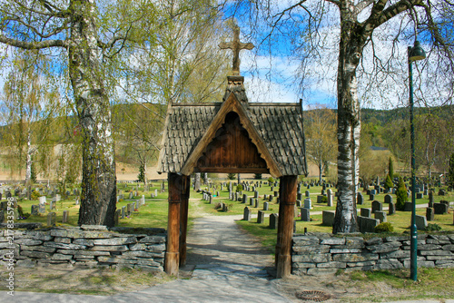 Foto Traditional Churchyard Gate at Heddal Stave Church, Norway