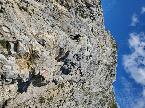 Kletterer in Klettersteig auf die Porze