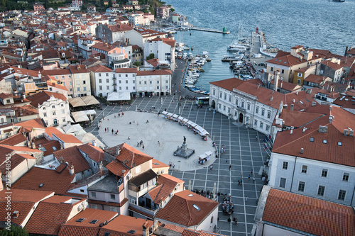Cuadro en lienzo Widok z drona na Piran w Słowenii, zabytkowe nadmorskie miasto nad Morzem Adriat