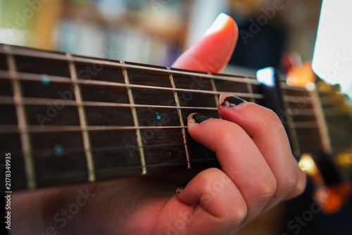 Foto Hand Fretting Guitar Chords, Close-Up