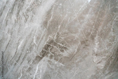 Foto Gray stone or marble texture featuring fine white veining, commonly used for interior walls and flooring