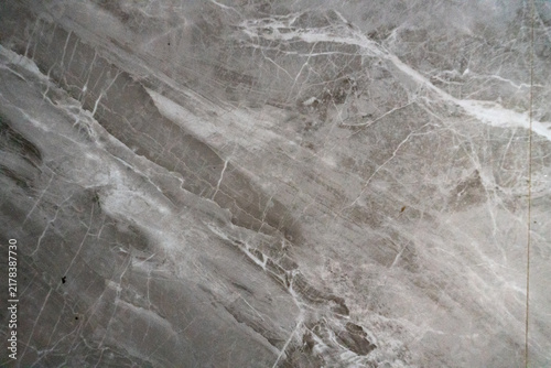 Foto Gray ceramic tiles featuring a marble or granite texture with diagonal white veining linear streaks resembling the natural grain of stone or marble