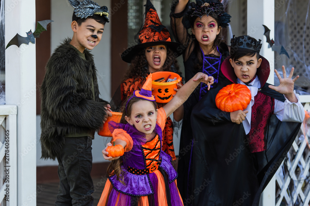 Obraz premium Little ghosts and goblins celebrate Halloween with laughter and fun costumes