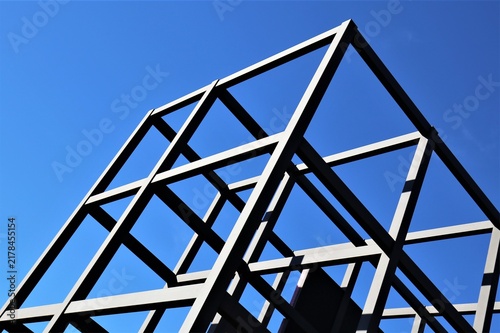 Obraz na płótnie Vue en perspective d'une ossature métallique composée de poutres en acier formant des angles droits et formes carrées