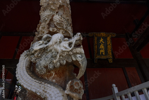 Quadro su tela Carved Stone Dragon Pillar at Dacheng Gate of a Confucian Temple
