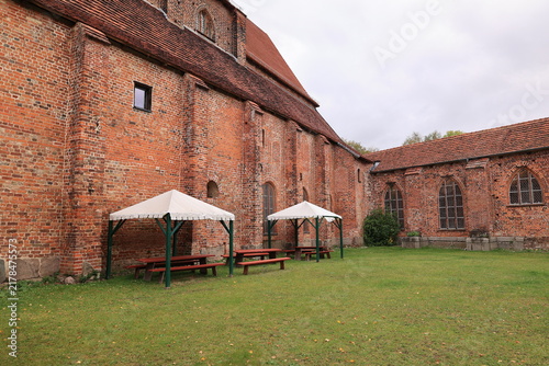 Blick auf Kloster Rehna in Mecklenburg-Vorpommern