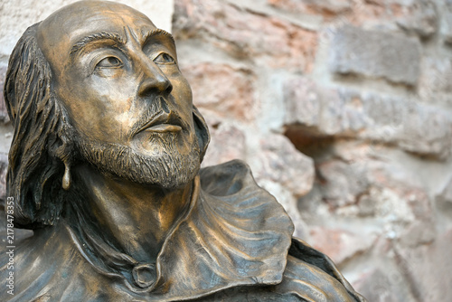 William Shakespeare bronze bust beside Romeo and Juliet inscription in Verona, Italy