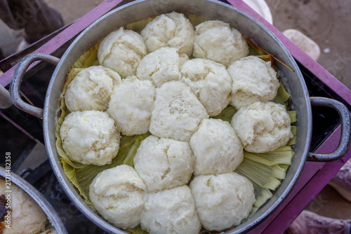 Cuadro en lienzo Traditional otongo from the Peruvian Andes served in a cooking pot