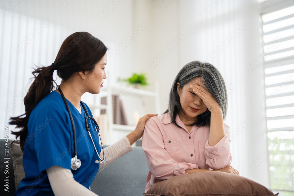 Obraz premium Female doctor provide emotional support and encouragement to an elderly woman during a home healthcare consultation.