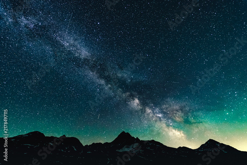 фотографія Stunning night landscape of the Milky Way arching across a dark sky filled with thousands of stars
