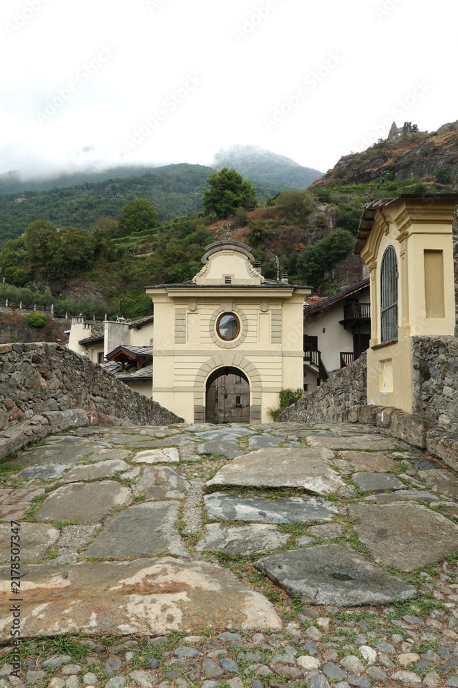 Obraz premium Pont Romain de Pont-Saint-MArtin dans la vallée d'Aoste en Italie