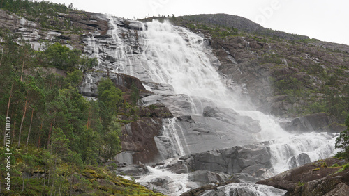 Naturschauspiel in Norwegen - Langfossen Wasserfall, höchster Wasserfall der Welt mit über 600 Metern - A path across the water to Langfossen waterfall in Norway, the highest waterfall