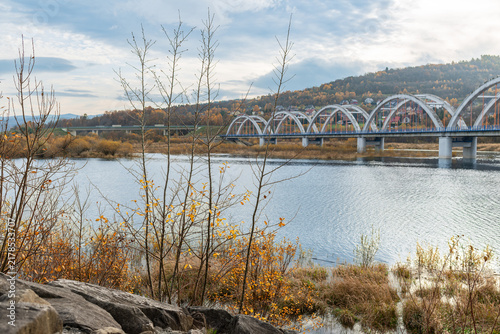 Obraz na plátne Panoramic view of the distinctive concrete railway arch bridge near Zembrzyce, spanning water beside Jezioro Mucharskie