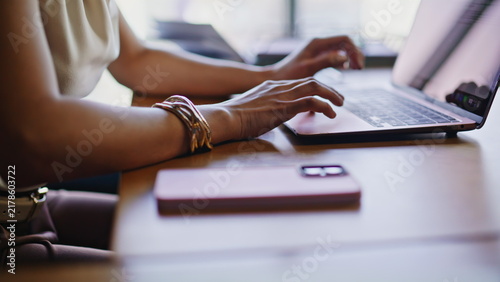 Foto Closeup woman hands typing laptop keyboard office