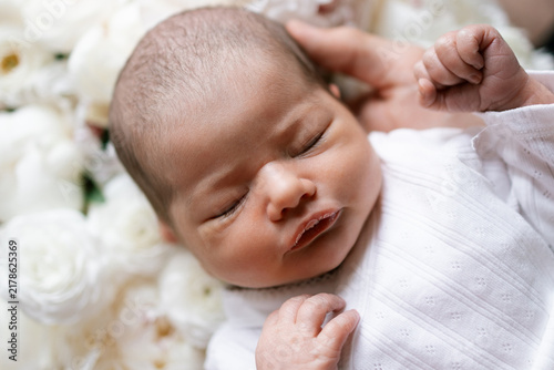 Canvastavla Newborn baby sleeping peacefully among soft white flowers Newborn baby sleeping