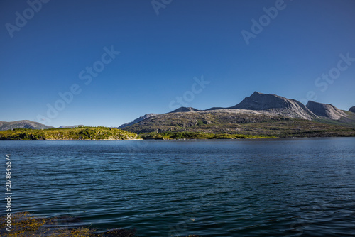 Sonnenschein und wolkenloser Himmel über dem Efjord in Norwegen