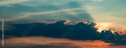 Canvastavla Vibrant evening sky featuring dark, thick clouds illuminated by the setting sun